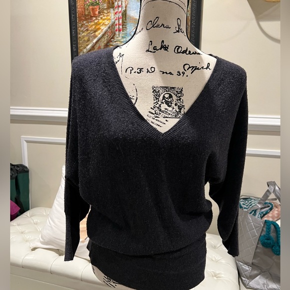 Gray V-neck sweater - Picture 1 of 4